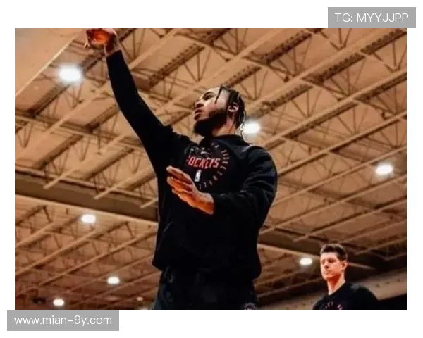 第三节奇才罚球引发争执,亚当斯怒斥伊森防守选择 第三节奇才罚球引发争执,亚当斯怒斥伊森防守选择