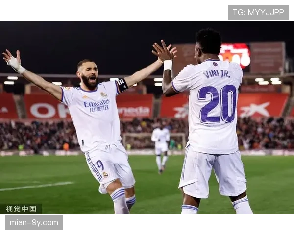 维尼修斯突破后伤退，在场边接受紧急治疗